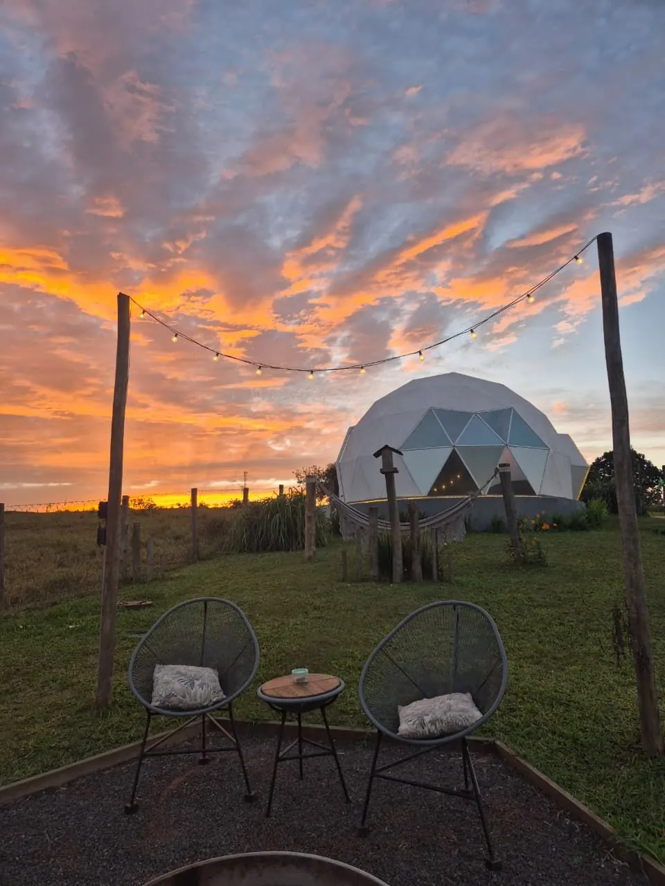 O céu laranja e rosa do pôr do sol por cima da cúpula